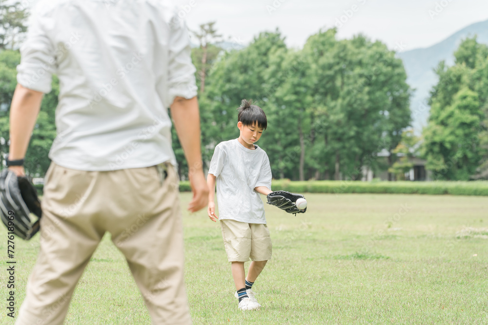 新緑の公園で野球をする男兄弟とパパ・父親（家族・キャンプ・アウトドア）
