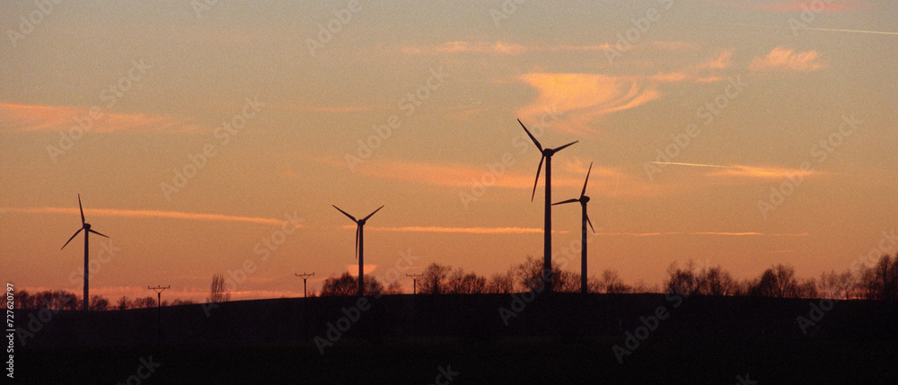 Obraz premium Wind turbine in the evening light
