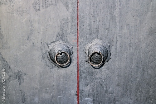 Fotografie Rough surface of old iron door handle on antique wooden door
