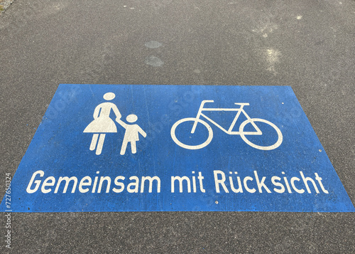 Gemeinsam mit Rücksicht Radweg und Fußweg photo