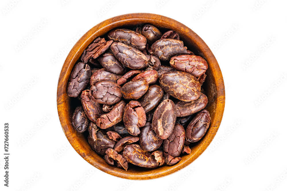 Obraz premium Top view of dry roasted cacao nibs in wooden bowl isolated on white background with clipping path.