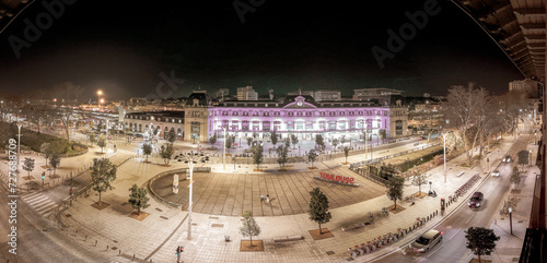Obraz na płótnie Parvis de la gare Toulouse Matabiau, de nuit avec éclairage de la ville w salonie
