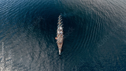 bonito barco de vela visto desde el aire photo