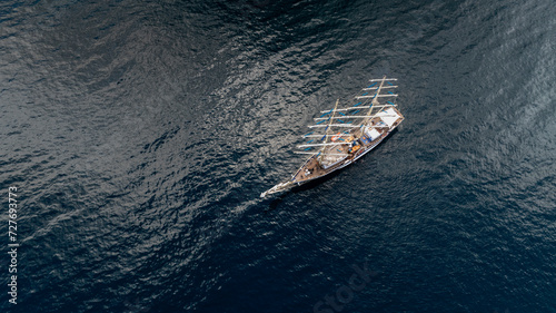 bonito barco de vela visto desde el aire © Antonio ciero