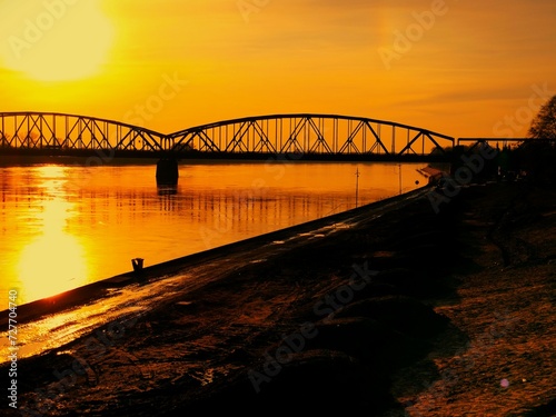 Most stalowy nad Wisłą w Toruniu