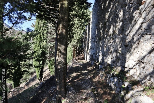 Civita Superiore - Mura di cinta del castello dal sentiero