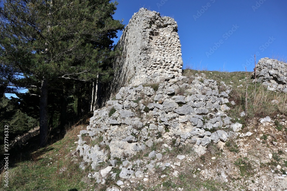 Civita Superiore - Ruderi del castello dal sentiero di accesso