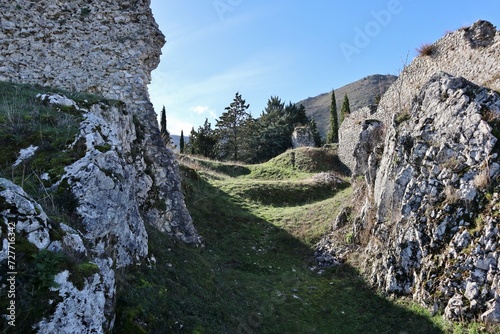 Obraz na płótnie Civita Superiore - Ruderi del castello dall'antica porta di accesso w salonie