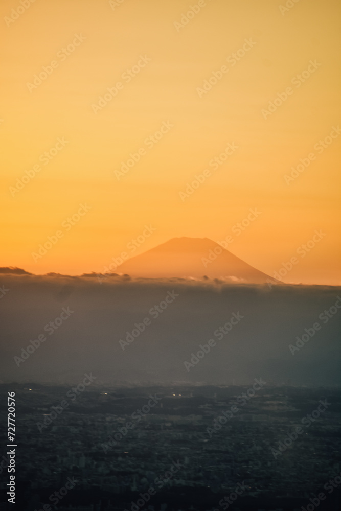 Foto del Monte Fuji con el atardecer desde Tokyo, Japón.