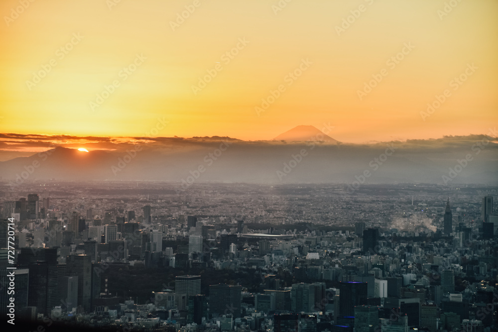 Foto del Monte Fuji con el atardecer desde las alturas de Tokio, Japón.