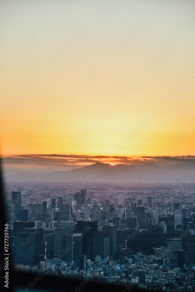 Foto del atardecer desde las alturas de Tokio, Japón.