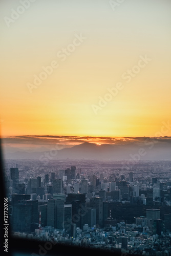 Foto del atardecer desde las alturas de Tokio, Japón.