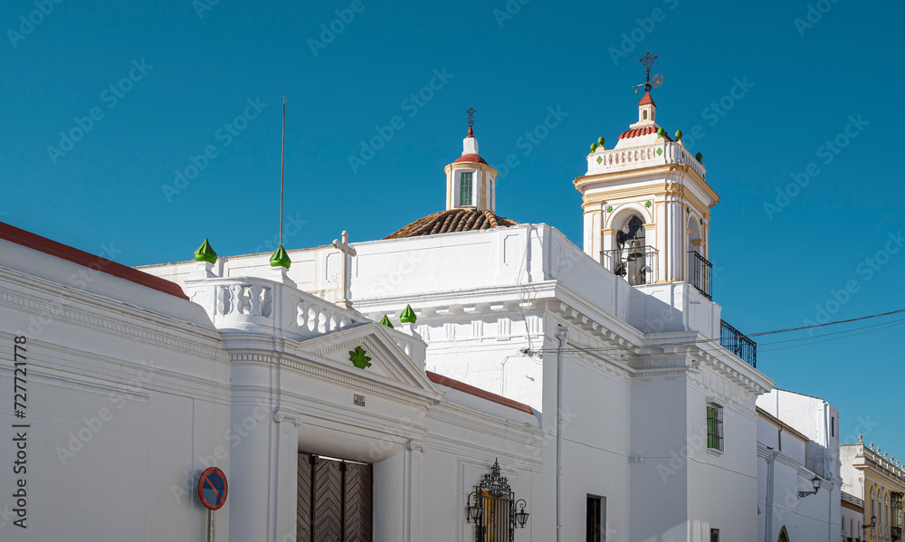 Vista de la fachada principal del convento Madre de Dios en la villa de Jerez de los Caballeros, España