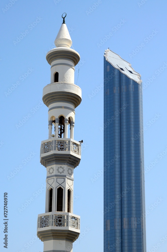 Minarete y rascacielos en Abu Dhabi, Emiratos Árabes Unidos Minarete y rascacielos en Abu Dhabi, Emiratos Árabes Unidos