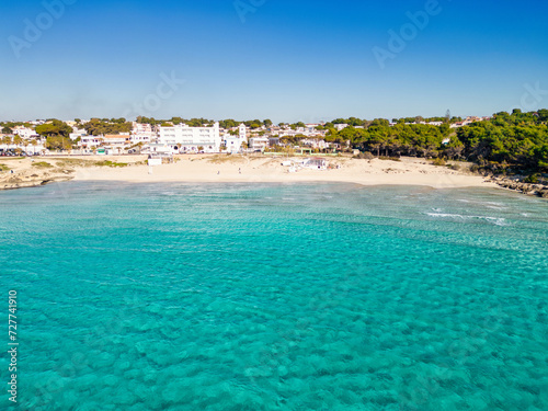 Salento, meravigliosa spiaggia con il mare blu cristallino, vista dal drone