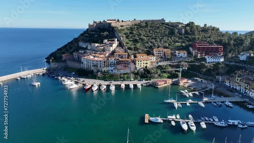 Porto Ercole, esclusiva località turistica di mare in Toscana, Monte Argentario, Italia.
Vista aerea del porto di Porto Ercole sul Monte Argentario. Forte Stella, e Isola Rossa. photo
