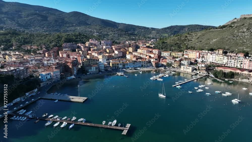 Porto Ercole, esclusiva località turistica di mare in Toscana, Monte Argentario, Italia.
Vista aerea del porto di Porto Ercole sul Monte Argentario. Porto Ercole, esclusiva località turistica di mare in Toscana, Monte Argentario, Italia.
Vista aerea del porto di Porto Ercole sul Monte Argentario.