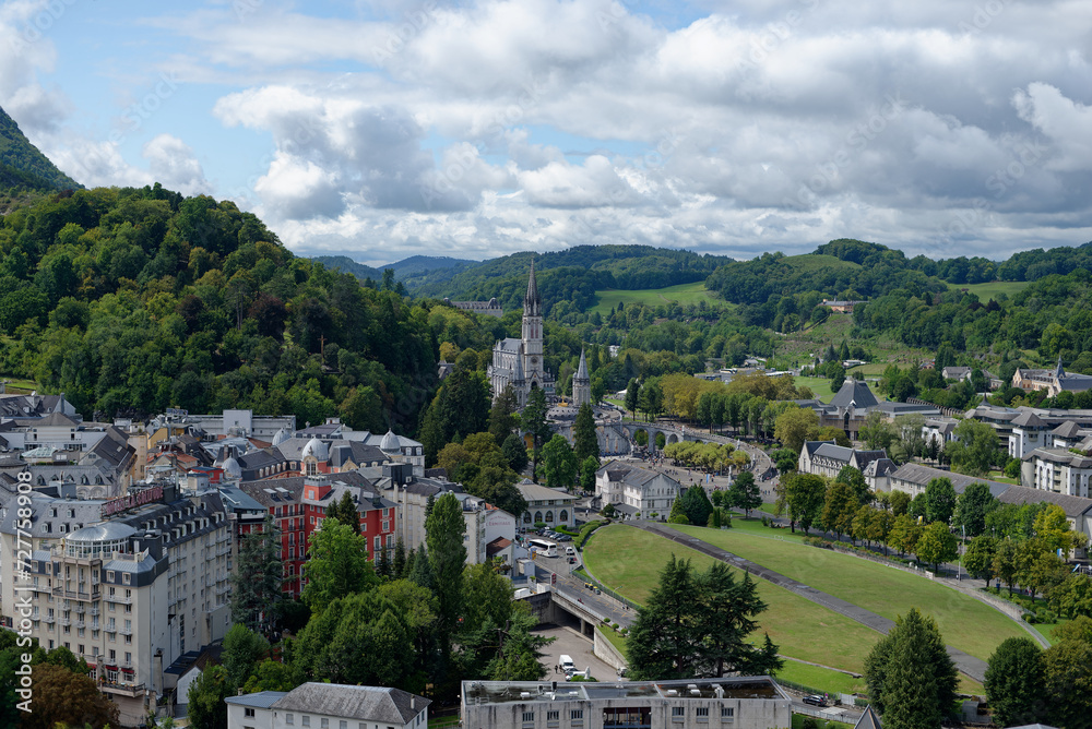 Paysage de la ville de Lourdes. Cathédrale, ville réligieuse. Eglise, religion, pèlerinage