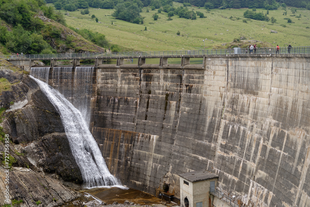 Barrage Hydroélectrique  à la montagne