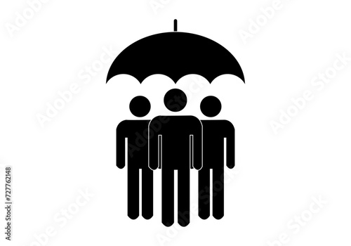 Icono negro de grupo de personas protegido por un paraguas. 