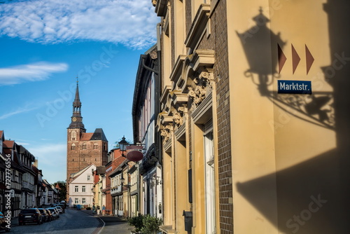 Obraz na płótnie tangermünde, deutschland - marktstraße mit stephanskirche im hintergrund w salonie