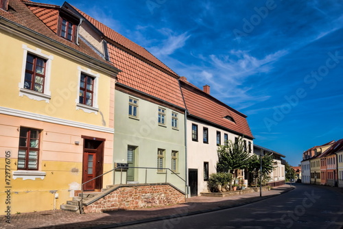 wolmirstedt, deutschland - sanierte häuserzeile in der altstadt