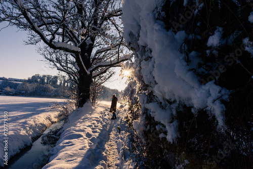 Wege im Winter im Schnee bei Sonnenschein photo