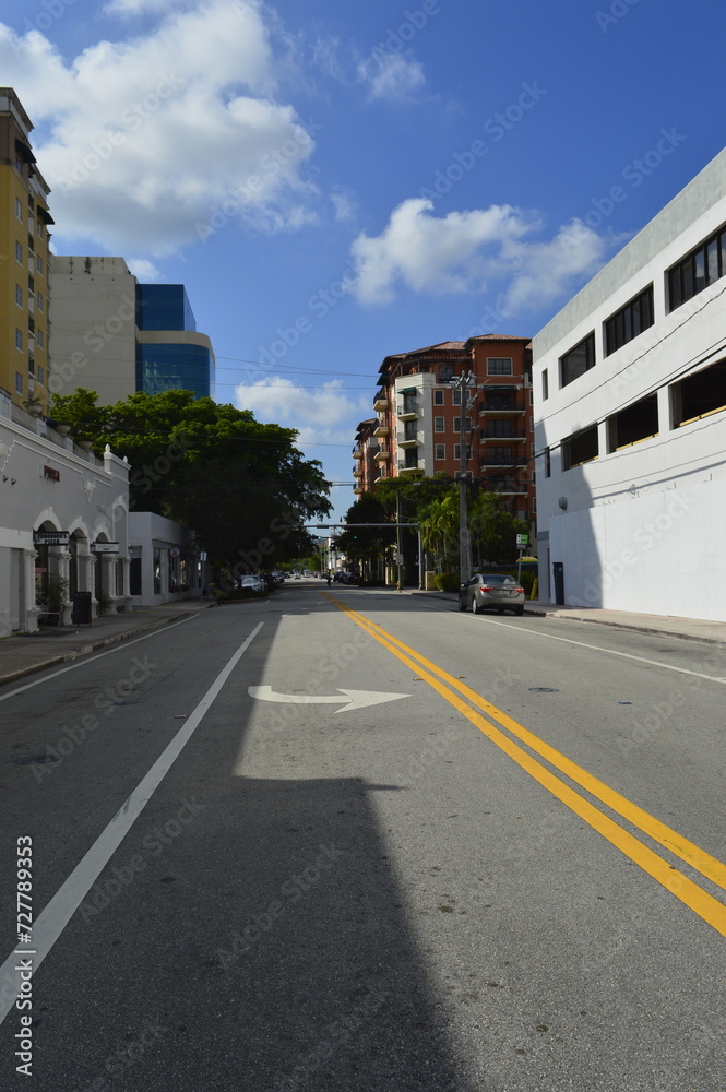 Rua asfaltada de cidade