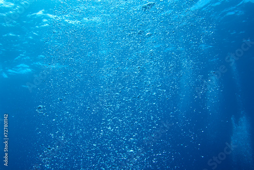 Air bubbles underwater © Tsado
