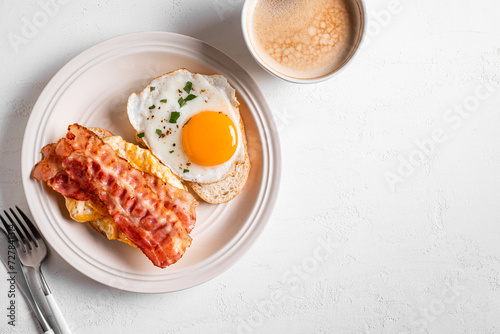 Breakfast sandwiches with fried egg, bacon and scrumble