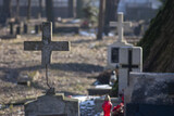 Stara cmentarz katolicki - widoczny na pierwszym planie uszkodzony przez czas betonowy krzyż
