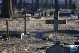 Uszkodzony betonowy krzyż na cmentarzu