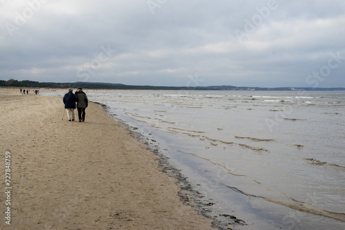 Romantyczny jesienny spacer piaszczystą nadmorską plażą