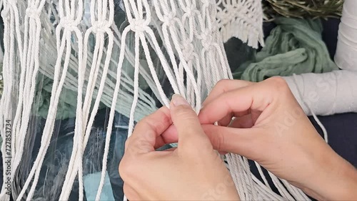 Wallpaper Mural Makramee Knoten knüpfen, Windlicht mit macrame dekorieren, Frau webt Makramee
 Torontodigital.ca