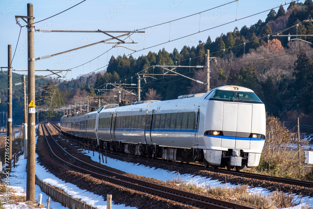 Fototapeta premium 細呂木駅を通過する特急サンダーバード