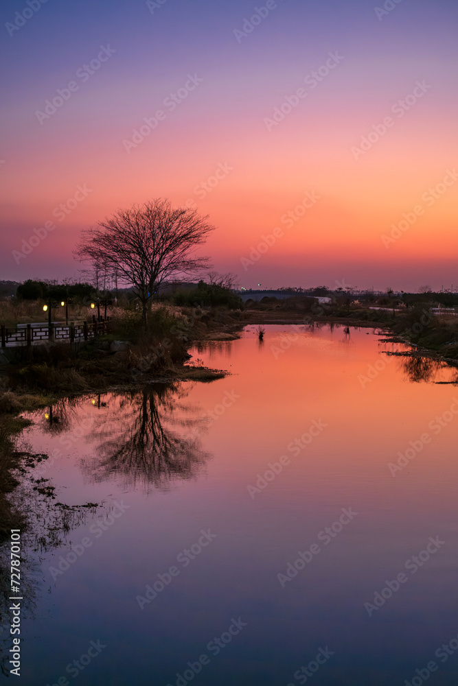 Obraz premium sunset over the river