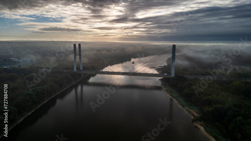 Most we mgle podczas wchodu słońca