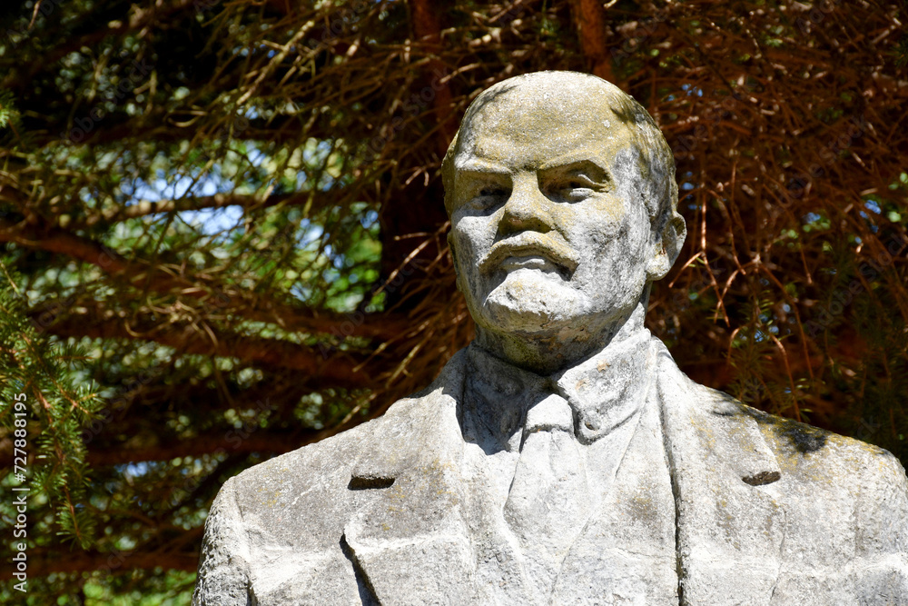 Obraz premium Lenin Statue Standing Tall in Abandoned Russian Barracks - Lost Place Chronicles