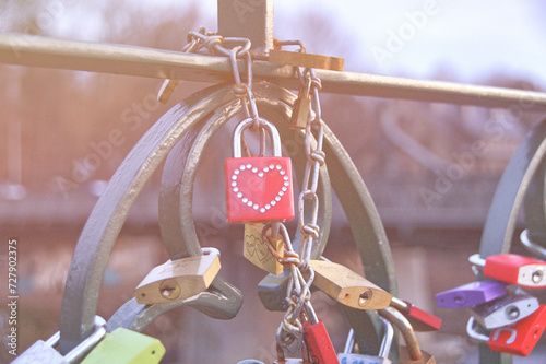 Valentinstag, Herz, Schlüssel, Schlüssel zu meinem Herzen, Liebe, Geländer, Kette, verliebt, verschlossen, anketten, Hochzeit, verloben, verlobt, 14. Februar, Zwickau, Brücke, Mulde, Schloss, ewig,