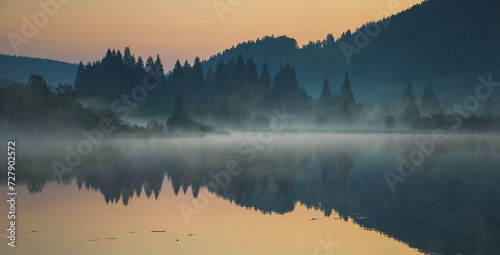 aube brumeuse sur le lac de Lamoura dans le Jura en France © jef 77