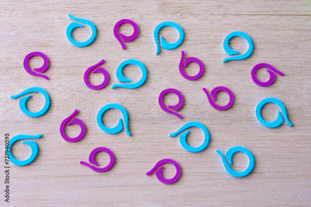 Naklejka premium Plastic Circle Stitch Markers Scattered