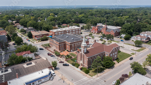 Obraz na płótnie Independence, Missouri, USA - June 16, 2023: Afternoon sunlight shines on the historic core of downtown Independence. w salonie
