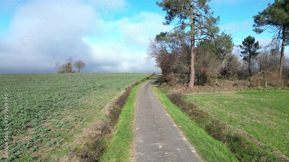Avancée sur toute de campagne Avancée sur toute de campagne