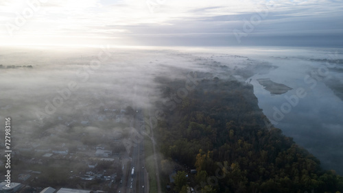 Miasto o wchodzie w mgle z lotu ptaka i rzeką w tle photo