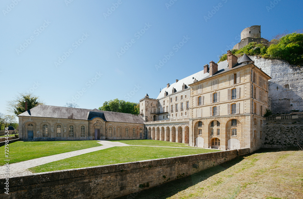 Château de La Roche-Guyon, partie basse du XVIIIe siècle et partie haute du XIIe siècle