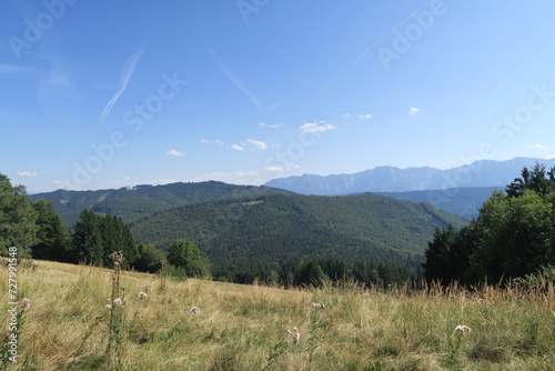 Blick vom Hochplateau des Gahbergs in den Österreichischen Voralpen in der Nähe des Attersees auf andere Berge des Salzkammerguts. photo