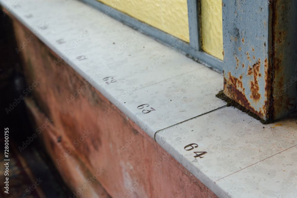 Numéros de chambre dans un rotonde thermale. Numéros indiqués sur le tour du pavillon des sources de Martigny-les-Bains. Monument thermale historique. Nombres 64 et 65
