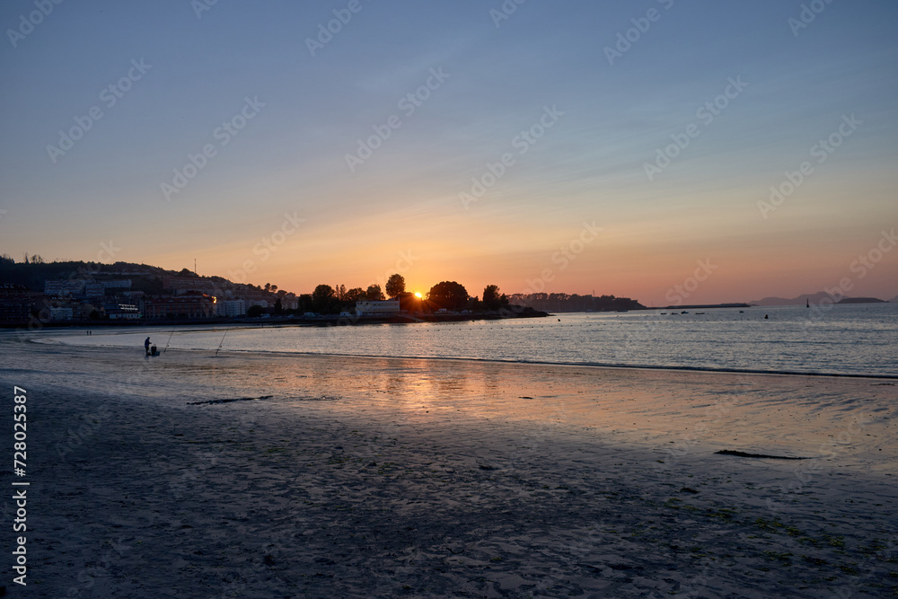 Obraz premium Sunset on Ladeira de Sabaris Beach in Baiona
