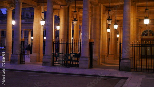 Le domaine national du palais royal  avec du monde s amusant  lumi  res allum  s  colonnes gothiques  le noir ou la nuit  amusement nocturne  environnement urbain historique et typique