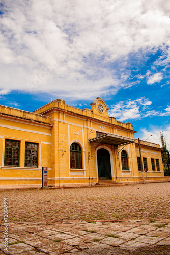 Esta    o Ferrovi  ria no interior da cidade de Ja     SP